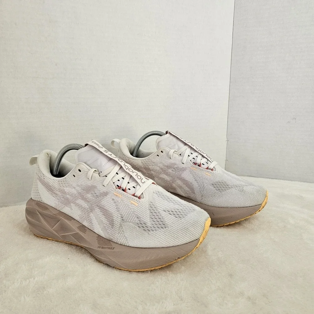 Asics women novablast
